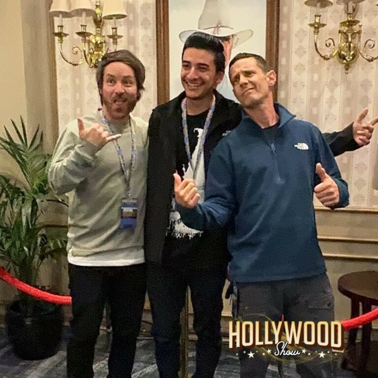 Christopher et John-Ross (80's) entourent un fan chanceux