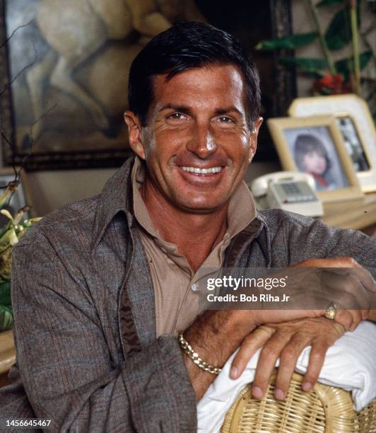 LOS ANGELES, CALIFORNIA - SEPTEMBER 06 : Actor George Hamilton at home in Hollywood Hills, September 6, 1985 in Los Angeles, California. (Photo by Bob Riha, Jr./Getty Images)