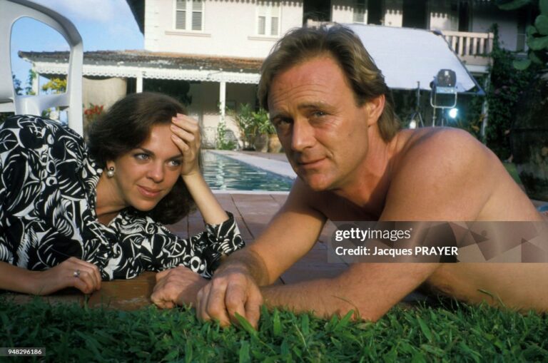 Christopher Cazenove et Consuelo de Haviland lors du tournage du TV-Film 'Un parfum d'Odyssée' en février 1988, La Martinique. (Photo by Jacques PRAYER/Gamma-Rapho via Getty Images)