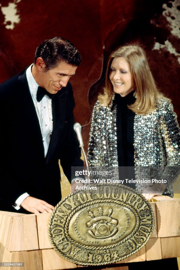 Buena Park, CA - 1976: (L-R) Joseph Campanella, Susan Howard presenting on the ABC tv special '1976 / 11th Academy of Country Music Awards', at the Palladium. (Photo by American Broadcasting Companies via Getty Images)