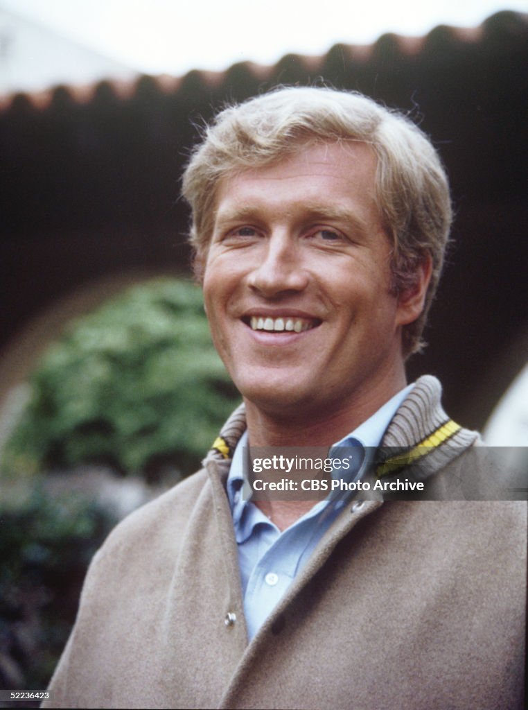 Publicity still from the CBS dramatic television series 'The White Shadow' shows American actor Ken Howard (as high school basketball coach Ken Reeves) as he wears a jacket and smiles outdoors, Los Angeles, Ocotober 1979. (Photo by CBS Photo Archive/Getty Images)