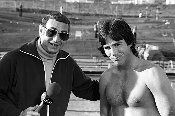 LOS ANGELES, CA - NOVEMBER, 1976:  Sports announcer Howard Cosell interviews ABC actor Richard Hatch during the Battle of Network Stars in November, 1976 in Los Angeles, California.  (Photo by Fotos International/Archive Photos/Getty Images)