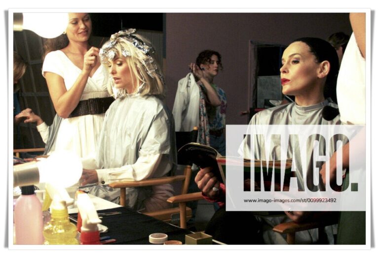 DYNASTY: MAKING OF A GUILTY PLEASURE, Melora Hardin, Alice Krige, 2005, photo: ABC/Phil Sheather, ABC / Courtesy: Everett Collection ABC/Courtesy Everett Collection ACHTUNG AUFNAHMEDATUM GESCHÄTZT PUBLICATIONxINxGERxSUIxAUTxONLY Copyright: xABC/CourtesyxEverettxCollectionx TCDDYMA EC002